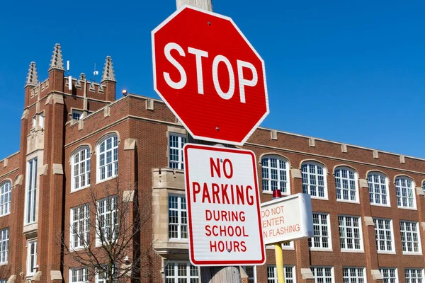 Kein Parken Während Der Schulzeiten Und Stoppschild Mit Schulgebäude Hintergrund — Stockfoto