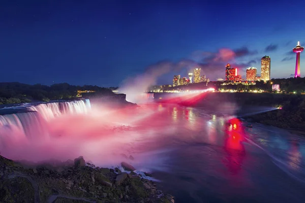 在尼亚加拉大瀑布和美国夜幕降临与五颜六色的灯光，N 图库图片