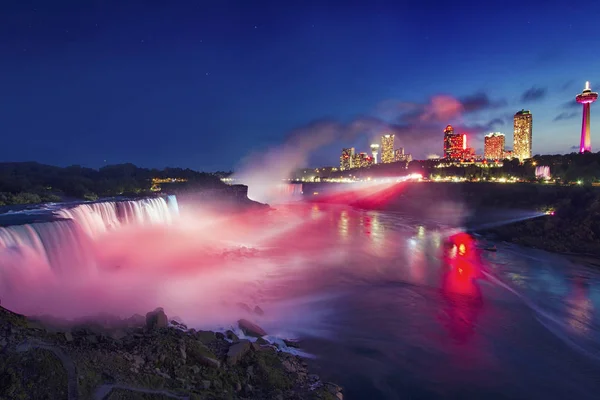 Noche en las cataratas del Niágara y las cataratas americanas con luces coloridas, N Imagen de stock