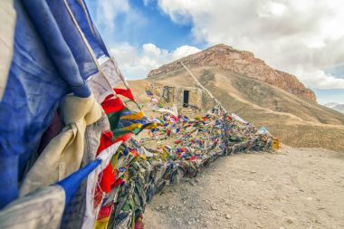 Üstünde tepe-in yüksek Himalaya dağ içinde Ladakh, Jammu ve Kaşmir'uçan Budist dua bayrakları dizi