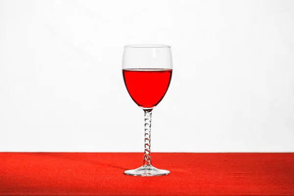 Красное Вино Красном Столе Белом Фоне — стоковое фото