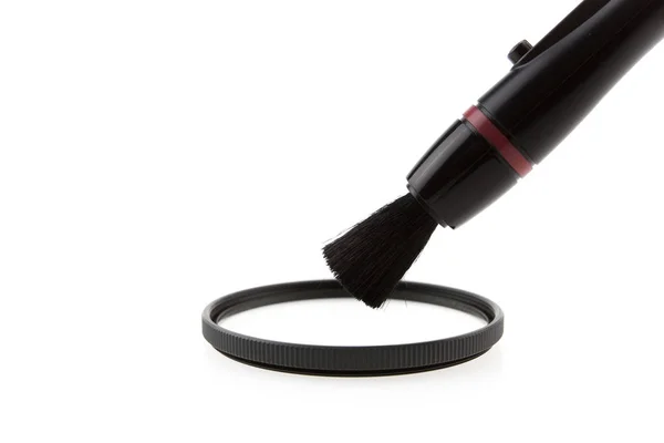 Bir araç ile fotoğraf makinesinin filtre temizleme — Stok fotoğraf