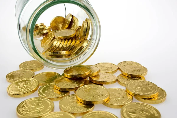 Pièces d'or dans un bocal isolé — Photo