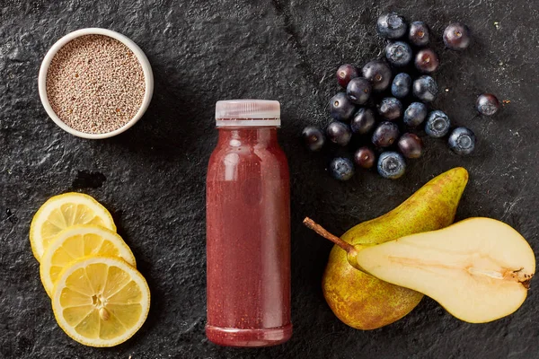 Frullato di frutta fresca con mirtilli e pera — Foto Stock