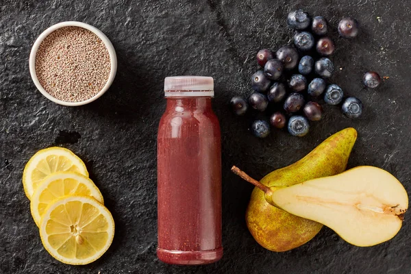 Batido de frutas frescas con arándanos y pera Imágenes de stock libres de derechos