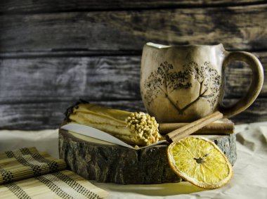 Kil bardakta sabah kahvesi ve pasta.