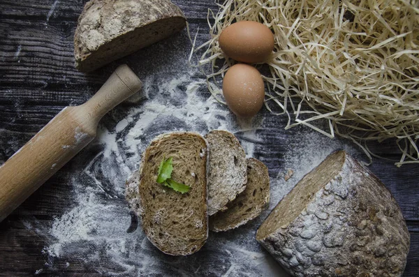 Kahverengi ekmek dilimleri koyu arkaplanda yumurtalarla.