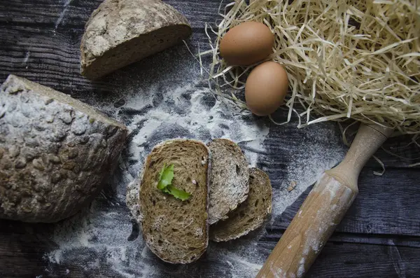 Koyu arkaplanda yumurtalı ekmek dilimleri