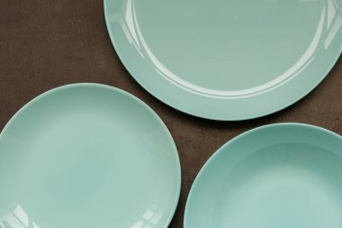 Gri arka planda farklı boyutlarda ve şekillerde mavi plakalar