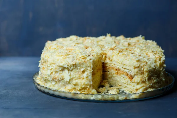 Pastel Napoleón Casero Con Crema Sobre Fondo Gris — Foto de Stock