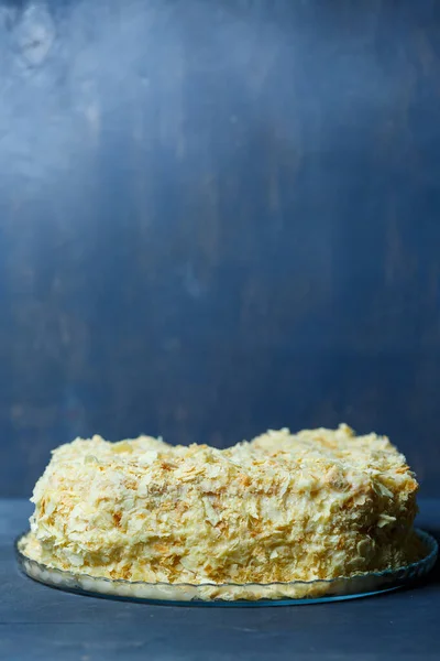 Pastel Napoleón Casero Con Crema Sobre Fondo Gris — Foto de Stock