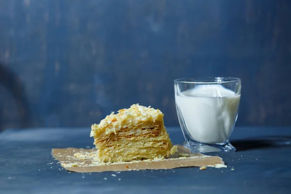 Pastel Napoleón Casero Con Crema Sobre Fondo Gris — Foto de Stock