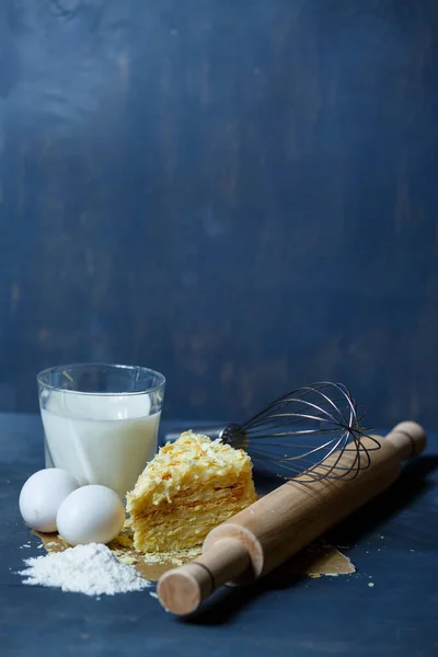 Домашний Торт Наполеона Сливками Сером Фоне — стоковое фото