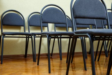 Toplantı odasındaki siyah ofis sandalyeleri.