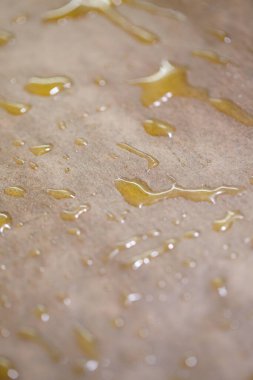 Peynirli dürüm pişirmek. Ekmek için hamur üstüne peynir koymak