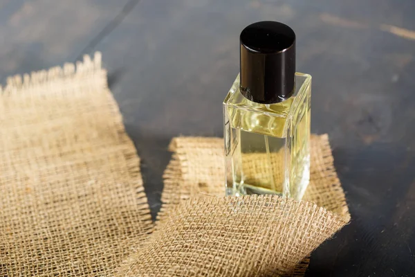 Butelka Perfum Czarnym Wieczkiem — Zdjęcie stockowe