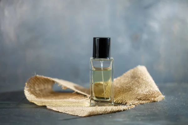 Butelka Perfum Czarnym Wieczkiem — Zdjęcie stockowe