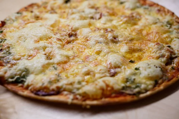 Domácí Vařená Pizza Dřevěné Desce — Stock fotografie