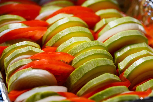 Legumes Picados Tomates Abobrinha Cebola Pimentas Dobradas Uma Assadeira Cozinhar — Fotografia de Stock