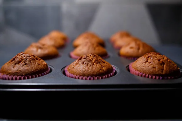 Frisch Gebackene Hausgemachte Muffins Auf Dem Deck — Stockfoto