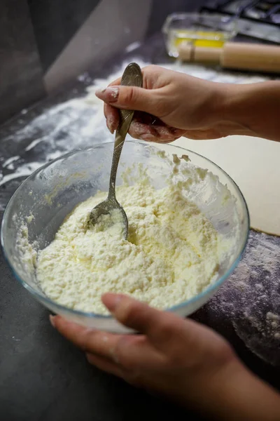 Cuocere Panini Domestici Con Formaggio Mettere Formaggio Pasta Rotoli — Foto Stock