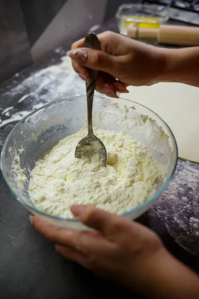 Peynirli Dürüm Pişirmek Ekmek Için Hamur Üstüne Peynir Koymak — Stok fotoğraf