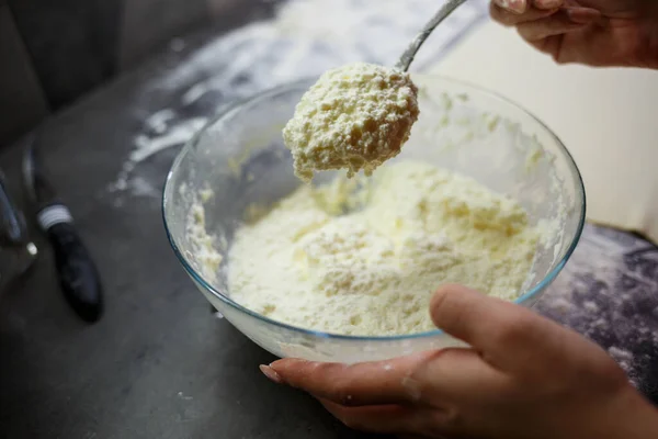 Cuocere Panini Domestici Con Formaggio Mettere Formaggio Pasta Rotoli — Foto Stock