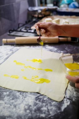 Peynirli dürüm pişirmek. Ekmek için hamur üstüne peynir koymak