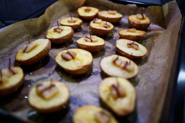 Domuz yağlı fırında patates.