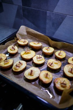 Domuz yağlı fırında patates.