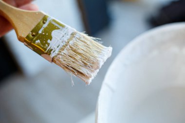 Kovada beyaz boyalı boya fırçası