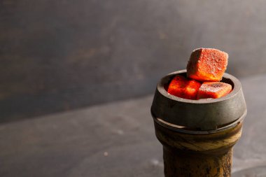 Bir nargile için klozette közlenmiş kömür.