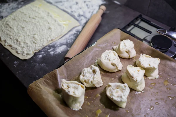 Cuocere Panini Domestici Con Formaggio Mettere Formaggio Pasta Rotoli — Foto Stock