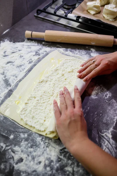 Cuocere Panini Domestici Con Formaggio Mettere Formaggio Pasta Rotoli — Foto Stock