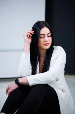 Siyah arka planda beyazlar içinde güzel bir kız.