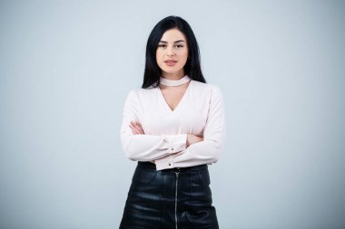 Beyaz bluz ve siyah deri etek giyen güzel kız.