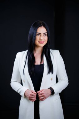 Siyah arka planda beyazlar içinde güzel bir kız.