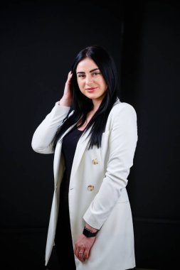 Siyah arka planda beyazlar içinde güzel bir kız.