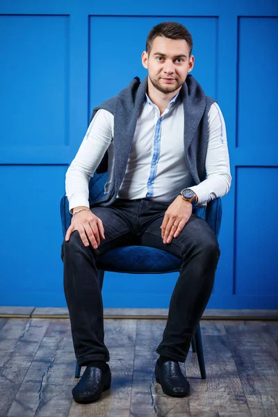 Jovem Empresário Uma Camisa Branca Fundo Azul — Fotografia de Stock