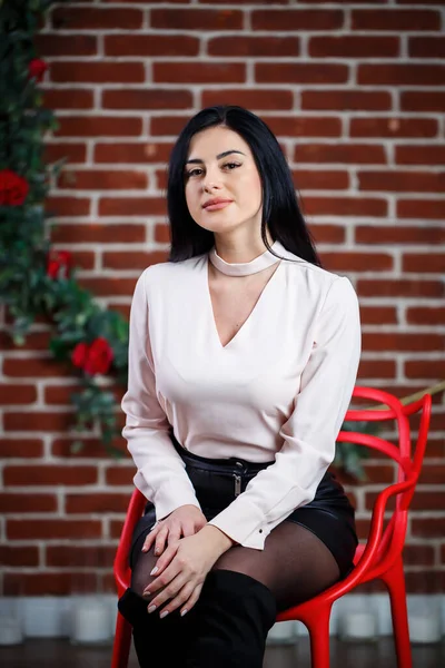 Girl Poses Beautifully Brick Wall — Stock Photo, Image