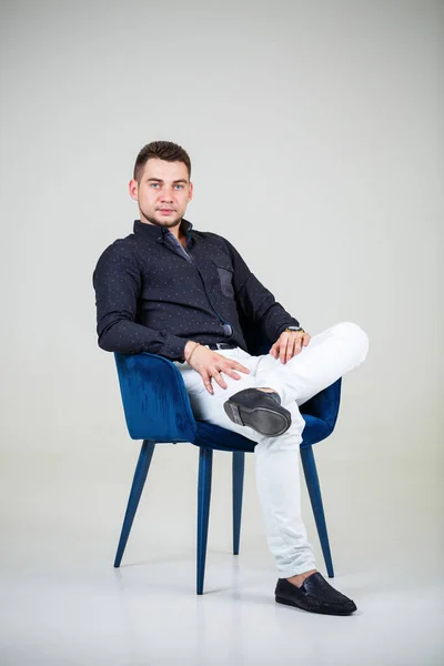 Joven Hombre Negocios Con Camisa Negra Pantalones Blancos Sobre Fondo — Foto de Stock