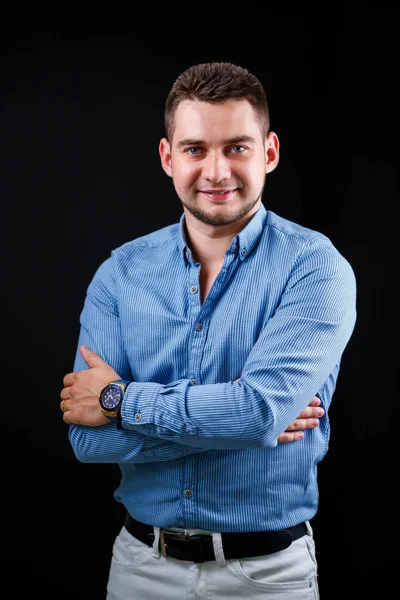 Collega Zakenman Blauw Shirt Witte Broek Een Zwarte Achtergrond — Stockfoto