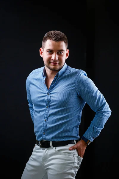 Fellow Homme Affaires Chemise Bleue Pantalon Blanc Sur Fond Noir — Photo