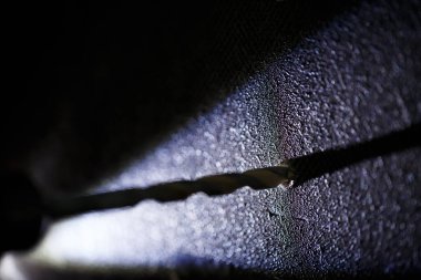 Matkap için beton bir matkapla duvarı delmek