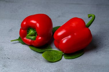 Gri masada ıspanaklı kırmızı biber.