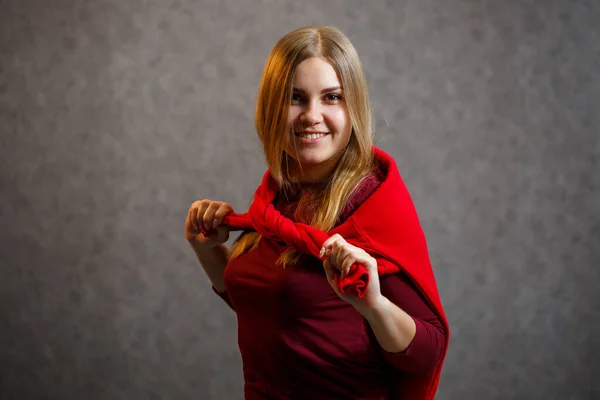 Chica Prueba Suéter Rojo Sobre Fondo Gris —  Fotos de Stock