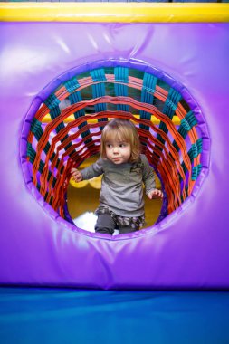 Küçük kız 2 yaşında, çocuk bölgesinde oyun oynuyor.