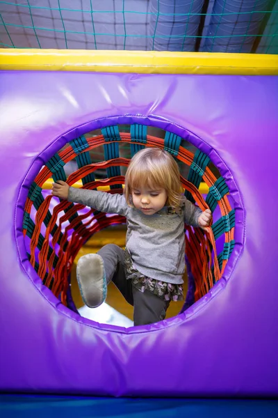 Niña Años Juega Una Zona Infantil Con Atracciones — Foto de Stock