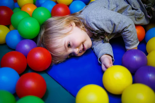 Bambina Anni Gioca Area Bambini Con Attrazioni — Foto Stock