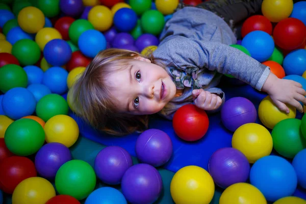 Bambina Anni Gioca Area Bambini Con Attrazioni — Foto Stock